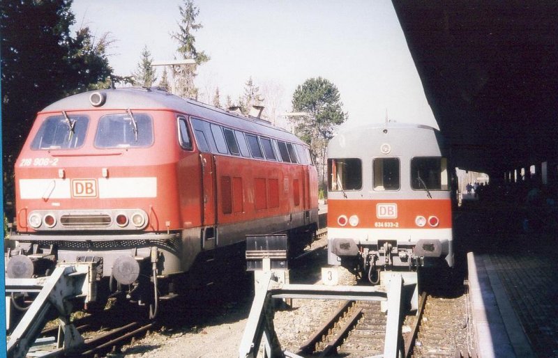 218 908 und 634 633 im Bahnhof Bad Harzburg (2000)