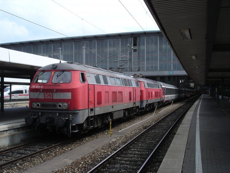 218 Doppeltraktion vor EC 194 nach Zrich HB ber Memmingen - Lindau - Bregenz - St. Gallen am 26.07.2008 gegen 12.10 Uhr auf Gleis 19 im Hauptbahnhof Mnchen. Planmige Abfahrt 12.34 Uhr