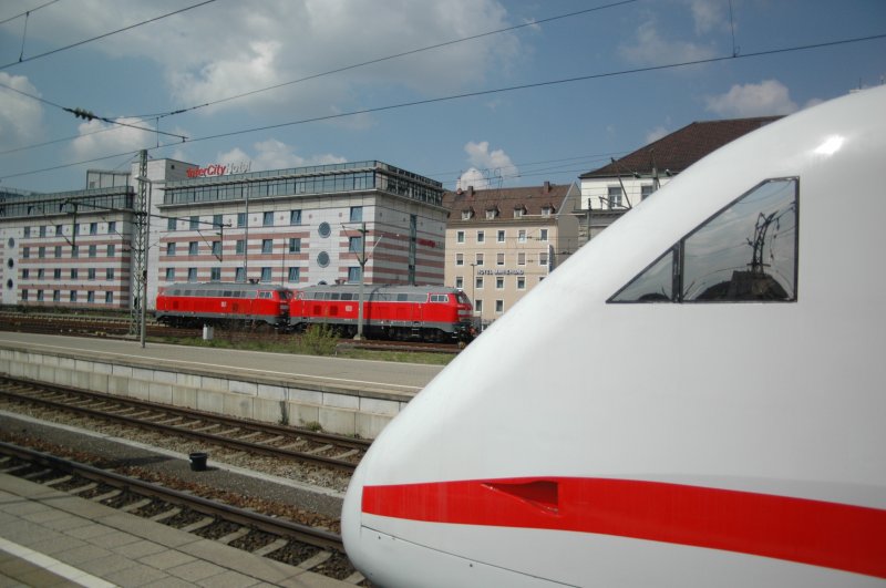 218 und ihre Schwesterlok am 26.04.08 im N�rnberger Hbf