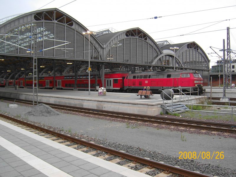 218 xxx-x zieht zwei Doppelstockwagen vom RE 21426 in den Abstellbahnhof am 26.08.08. 