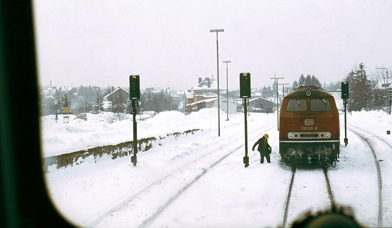 218143 im Jhr. 1970 in Winterberg. Aufnahme aus der Vorspannlok 218151
Es wurde gerade ein Wintersportsonderzug angebracht!