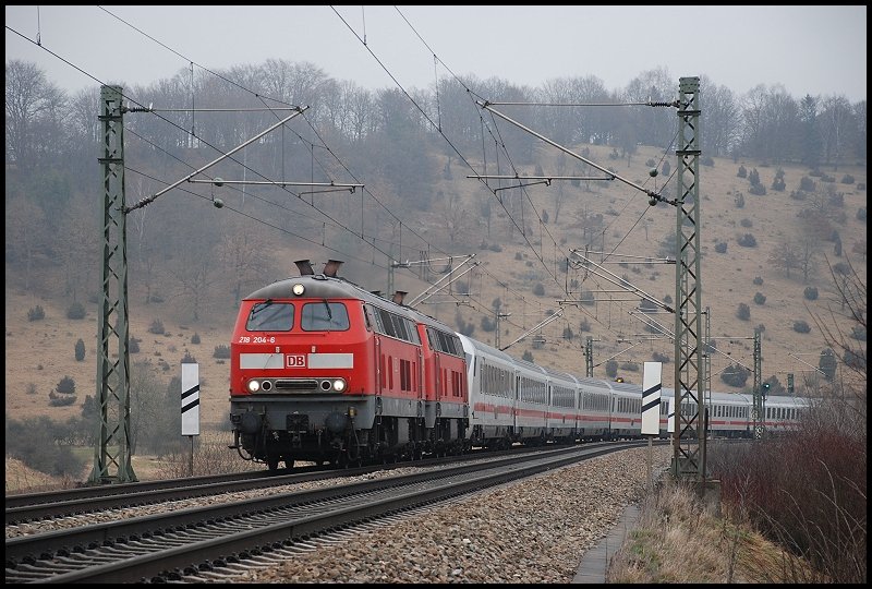 218er Doppelpack mit IC 2012. Aufgenommen zwischen Lonsee und Urspring am 08.03.08