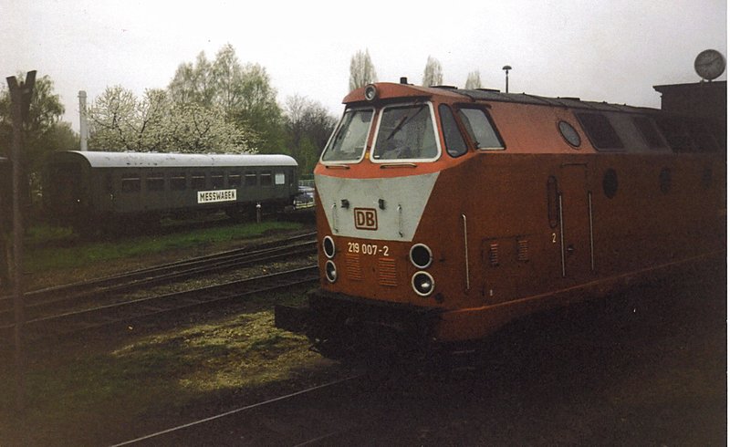 219 007-2 fuhr aus dem Betriebshof Grlitz in Richtung Bahnhof. In Hhe des alten Messwagens warteten die Maschinen auf die Ausfahrt. Mai 1998.