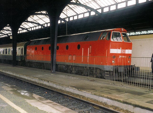219 026-2 mit RB17706 nach Bischofswerda. Hier im September 1999 in Grlitz.
