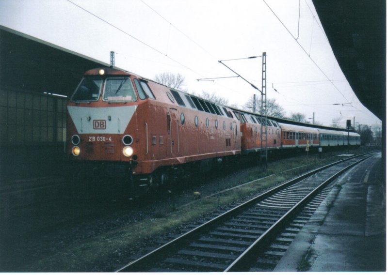 219 030 und 071 im Bahnhof Meissen. Beide fuhren gemeinsam die RB 27497 nach Leipzig Hbf. Bild vom 20.04.02. KBS 506.