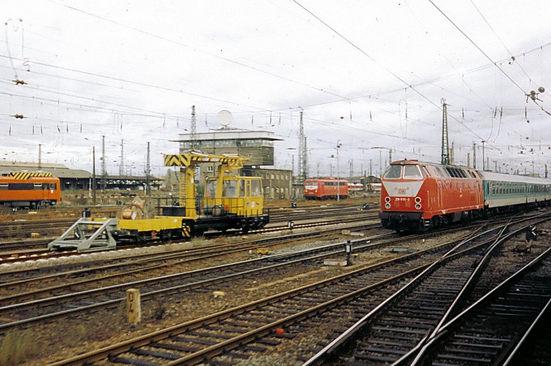 219 035-3 erreicht hier am 12.11.1998 mit RE 3076 aus Chemnitz den Leipziger Hbf.