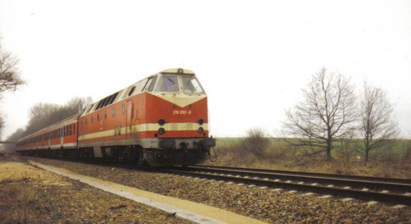 219 052 mit RE 3032. Die Lok bringt den Zug bis Hoyerswerda. Dort bernimmt eine 143 den Zug mit Ziel Leipzig Hbf. Das Bild entstand im Februar '98 in Grlitz.