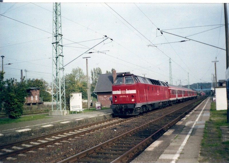 219 074 mit einer Regionalbahn nach Altefhr im Sommer 2001 in Bergen/Rgen.