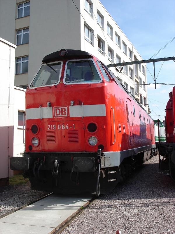 219-084 im DB Werk Erfurt. Die Lok ist nicht mehr im Planbetireb unterwegs. Sie gehrt dem DB Museum Nrnberg und war ein Ausstellungsstck zum Tag der offenen Tr. Aufgenommen am 27.08.05
