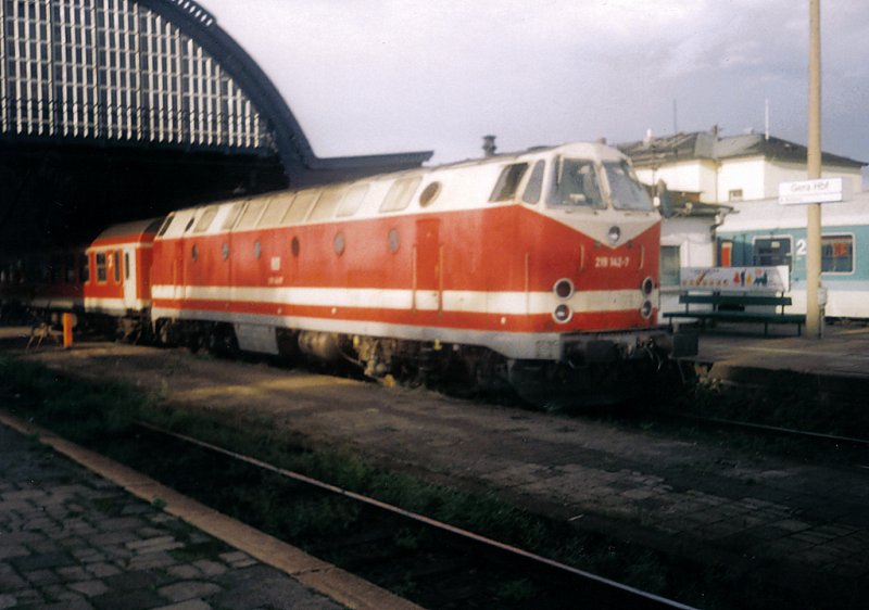 219 142-7 des GB Nahverkehr Gera, steht in ihrem Heimatbahnhof mit RB 26071 am 26.08.1999 abfahrbereit nach Altenburg.