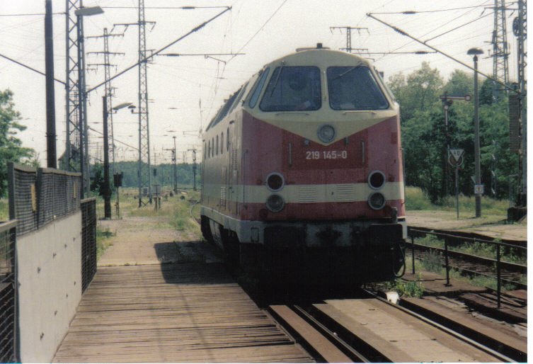 219 145-0 (ex 119 DR) bei der Durchfahrt Falkenberg/Elster ob. Bhf.
Bahnsteig 6
Aufnahme ca. 1994 oder 1995