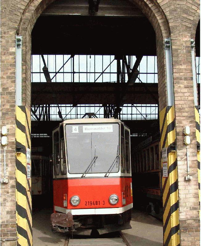 219 481-3 ist ein typischer Vertreter der Berliner Straenbahn der 80er Jahre.