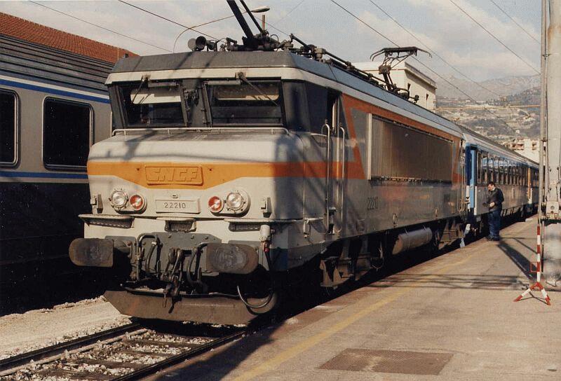22 210 mit Nachtzug  LE TRAIN BLEU  von Paris morgens im Grenzbahnhof Ventimiglia im Mrz 1998