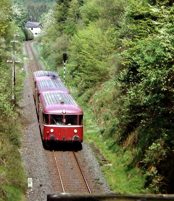 (2/2) Einfahrt in den Hasselborner Tunnel von Wetzlar kommend - im Hintergrund sind noch die letzten Huser von Hasselborn zu sehen, 1. Hlfte der 1980iger Jahre.