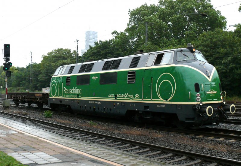 220 053-3 der Brohltal-Eisenbahn-Gmbh zieht einen  schweren  Gterzug durch Kln-West. Aufgenommen am 18/07/2009.