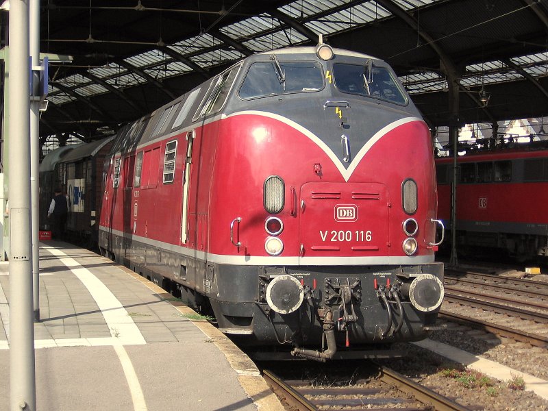 220 116 der Oberhausener Eisenbahnfreunde zog am 21.08.2009 den Zug des Historischen Schienenverkehr Wesel e.V. nach Aachen