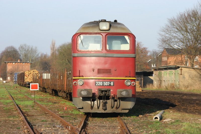 220 507 mit G�terzug auf Ladestra�e im Bf. Hagenow Stadt 12/2006