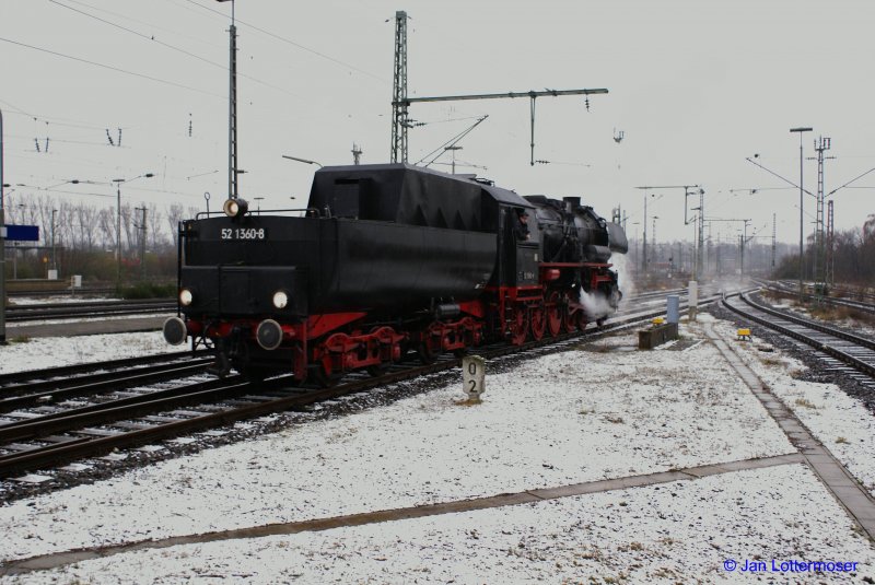 22.03.2008. Br 52 1360-8 (der Vienenburger Eisenbahnfreunde) mit dem  Ostereiersuchzug  in Braunschweig bei amtlichem Sauwetter!