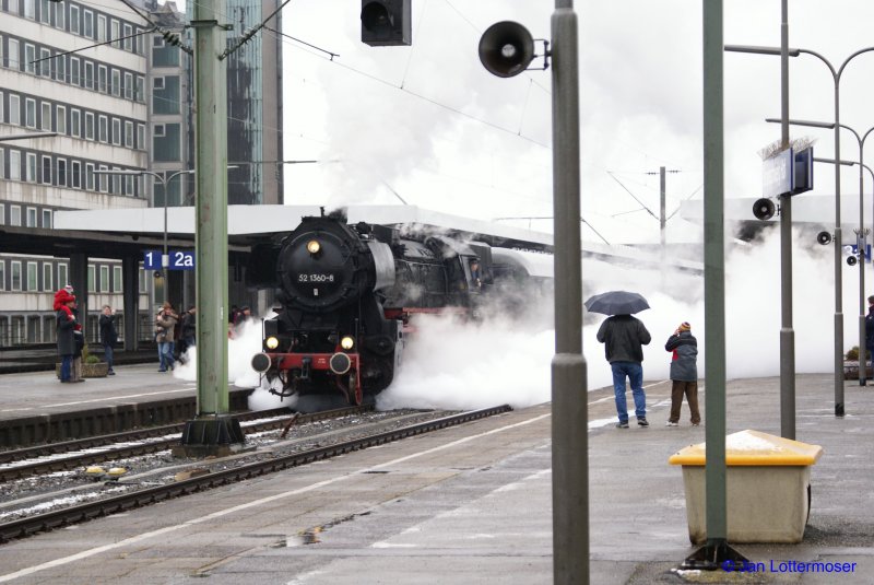 22.03.2008. Br 52 1360-8 (der Vienenburger Eisenbahnfreunde) mit dem  Ostereiersuchzug  in Braunschweig bei amtlichem Sauwetter!
