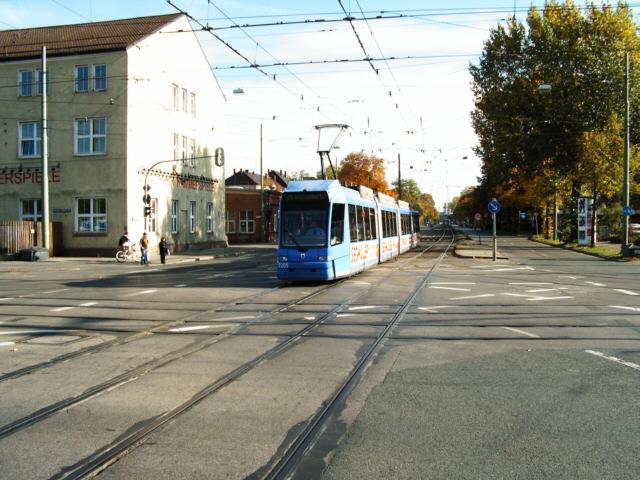 2205 ist auf der Linie 21 zum Westfriedhof unterwegs.