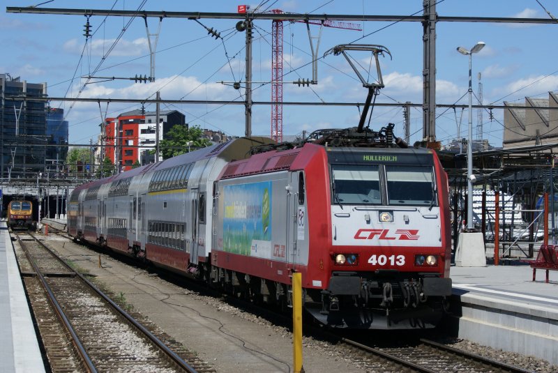 22.05.2009 CFL 4000 Nr. 13 mit Dostos abgestellt im Bahnhof Luxemburg.