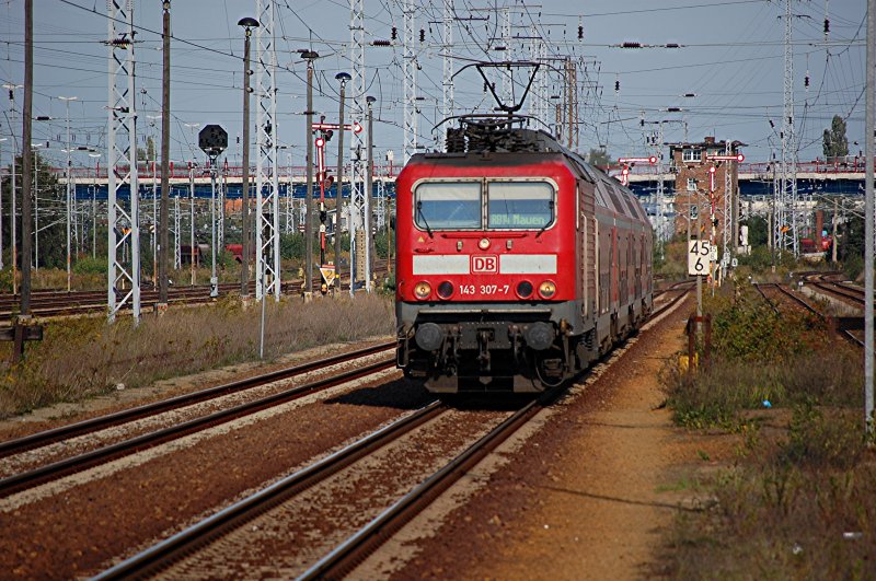 22.09.2007 143 307-7 mit RB14 Nauen-Senftenberg am Endbahnhof Senftenberg.