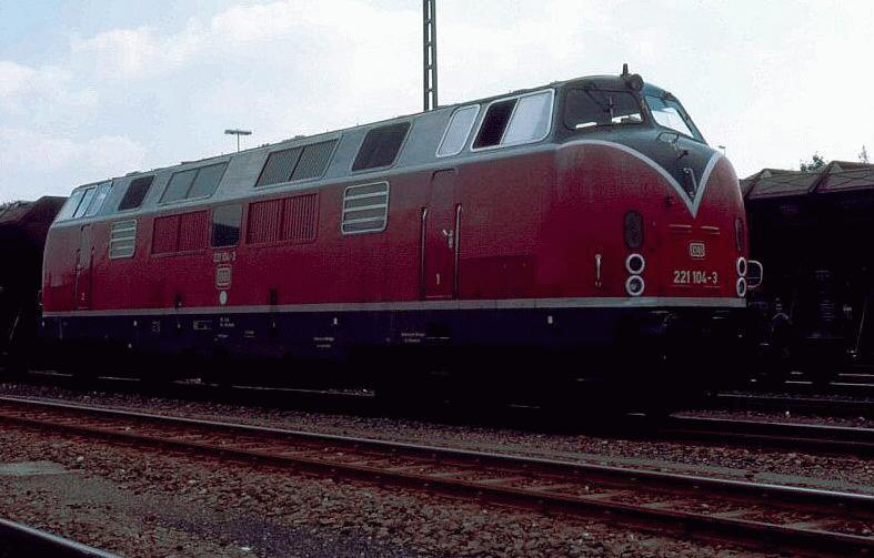 221 104 mit einem Gterzug im Bf Menden (Sauerland).ca.1982