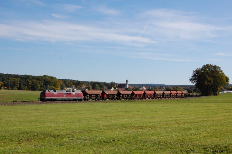 221 122 am 05.10.2008 mit einem Schotterzug bei Ursulapoppenricht. (Strecke Amberg-Schnaittenbach)