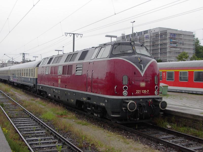 221 135-6 in Mnchen Ost (Juli 2004)