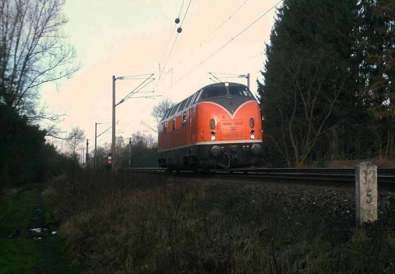221 135-7 am 07.02.2008 Hhe Peine. Es handelt sich um die Lok
der Lokfhrerin Barbara Pirch. Das neue Outfit wird fr
mich leider gewhnungsbedrftig bleiben. Der Schriftzug des neuen
EVU wae so schnell nicht zu erkennen. Wei jemand etwas nheres?