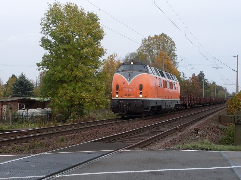 221 135-7 mit Niederbordwagenzug Hhe Peine am 22.10.2008