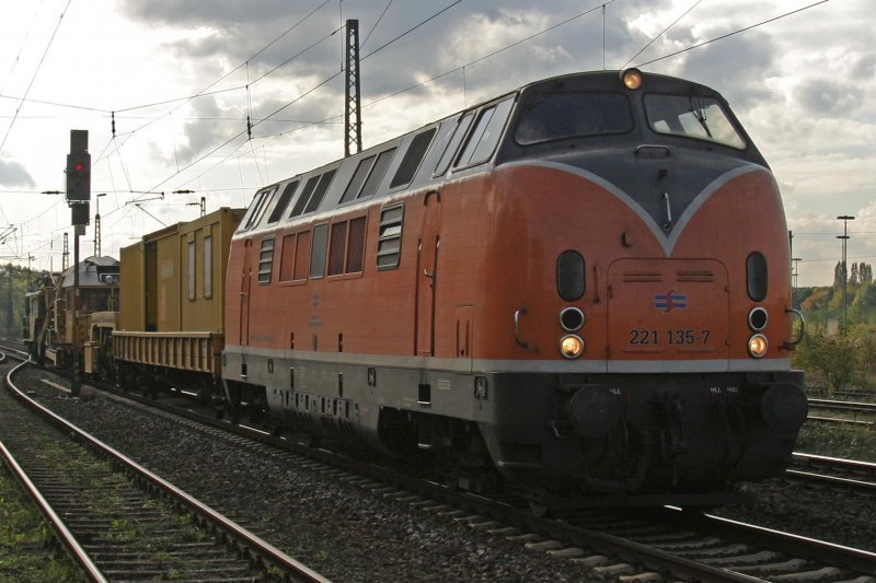 221 135 der BEG durchfhrt mit einem kurzen Bauzug Duisburg-Bissingheim
