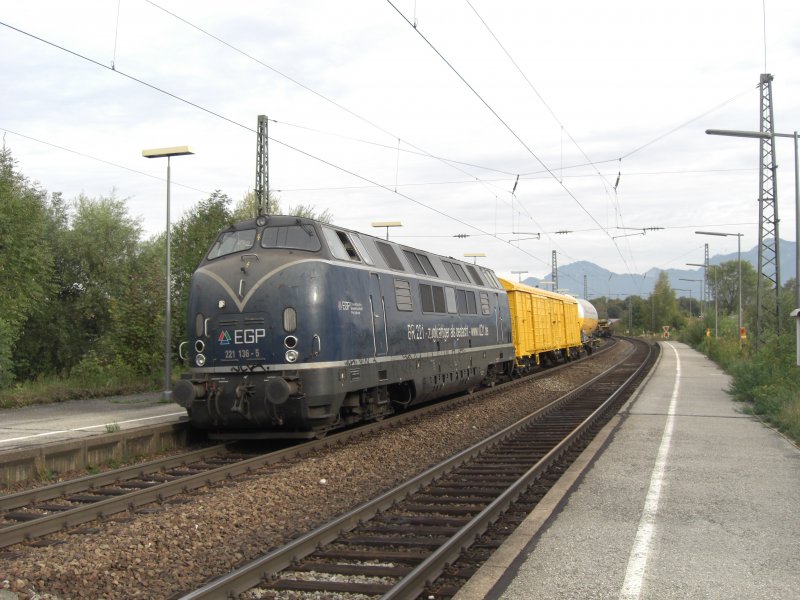 221 136-5 der  EGP  (Eisenbahn Gesellschaft Potsdam) als Bauzuglok
im Bahnhof von Bernau am Chiemsee.Die Lok ist dort derzeit im Einsatz
mit dem lngsten Schienenbauzug der Welt. Aufgenommen am 18.10.2009.