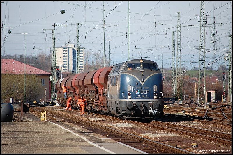 221 136-5 der EGP stand am 06.03.08 mit einem Schotterzug aus Gleis 6 des Aalener Bahnhofs.