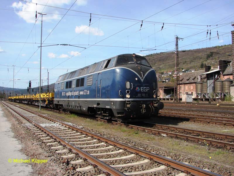 221 136-5 hier bei der Ausfahrt Richtung Wrzburg im Sommer 2007