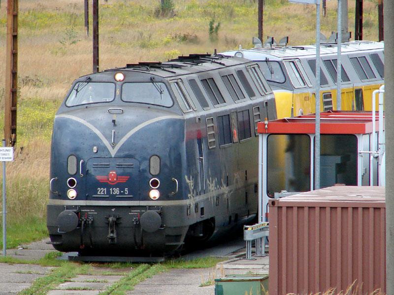 221 136-5  (imoTrans) an der Tankstelle. Hinter ihr steht die V 270.06 der EBW Cargo.  Stralsund am 15.09.2005 
