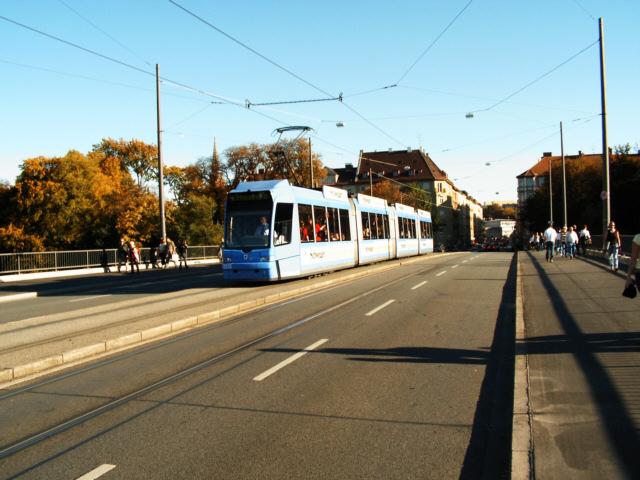 2210 berquert die Isar als Linie 27 Richtung Petuelring.