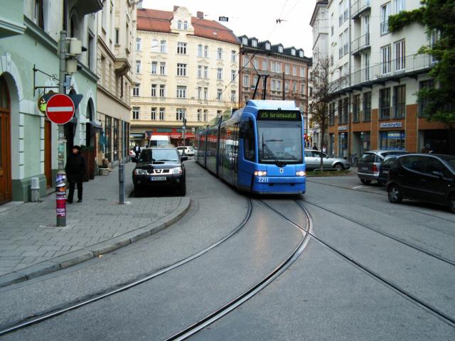 2211 ist am 03.11.04 auf der Linie 25 nach Grnwald unterwegs.