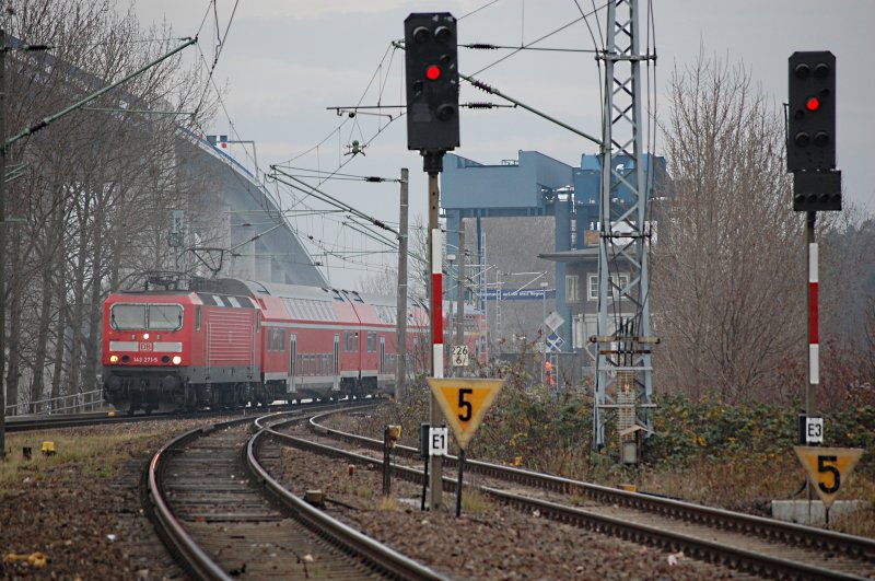 22.11.2007 143 271-5 mit RB13 von Sassnitz kommend fhrt in Stralsund Rgendamm ein.