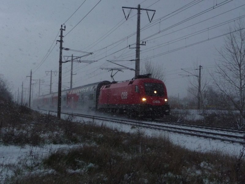 22.11.2008: Der erste Schnee ist auch nun in Wien gefallen. An diesem finsteren Tag ist eine 1116 mit Wiesel-Waggons zwischen Wien Leopoldau und Wien Siemensstrae unterwegs.