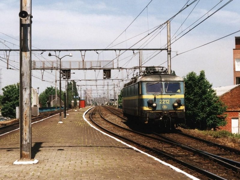 2212 auf Bahnhof Gent Dampoort am 21-5-2001. Bild und scan: Date Jan de Vries. 