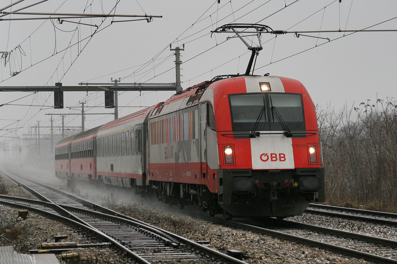 22.12.07 Kurz nach der Umstationierung der  Strichcodelok  wie sie so schn genannt wurde, war sie noch des fteren im Wiener 1216er Plan zu sehen, das Wetter hielt mich davon nicht ab auch diese wunderschne Maschine einmal abzulichten. Bei frostigen Temperaturen fotografierte ich die 1216 226 mit dem D 271 von Brno nach Wien Sdbahnhof Ostseite.