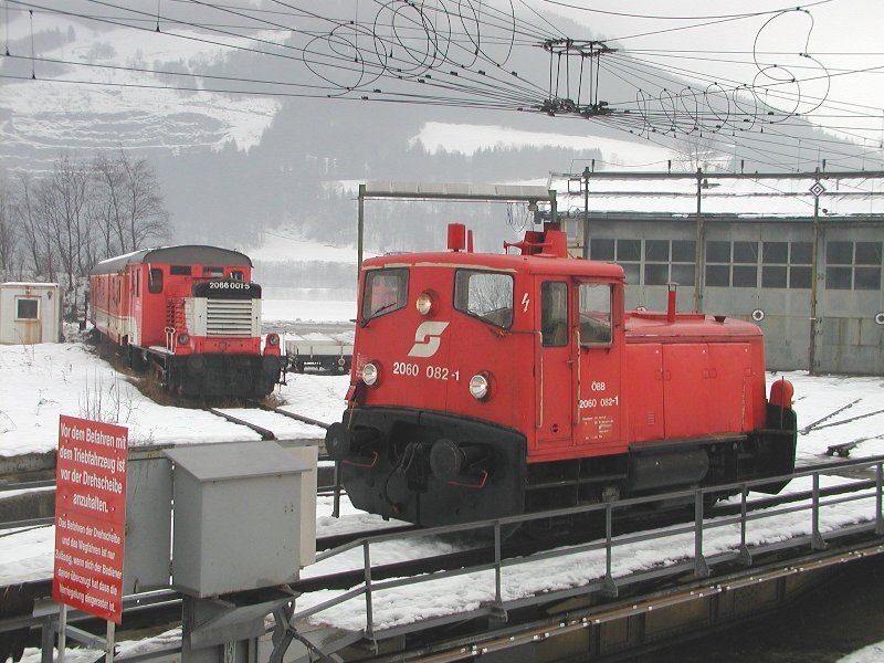 22.12.2008, 2060.82 auf der Drehscheibe der Zf Saalfelden, im Hintergrund die 2066.01
