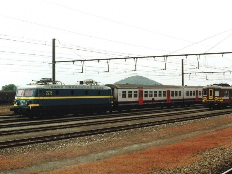 2213 auf Bahnhof La Louvire Sud am 17-5-2001. Bild und scan: Date Jan de Vries.