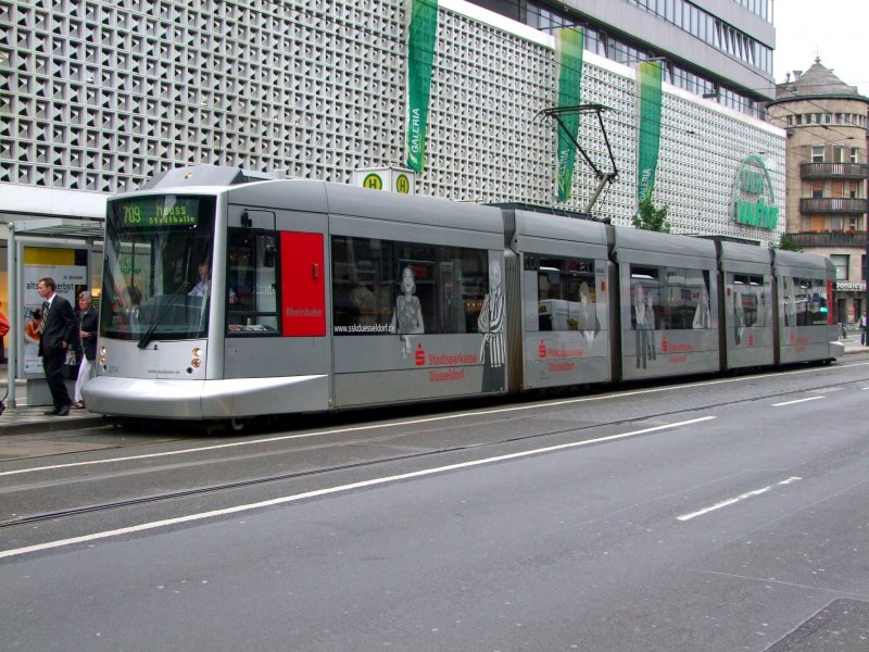 2214; Linie 709(Richtung NEUSS-Stadthalle) vor der Galeria-Kaufhof;080826