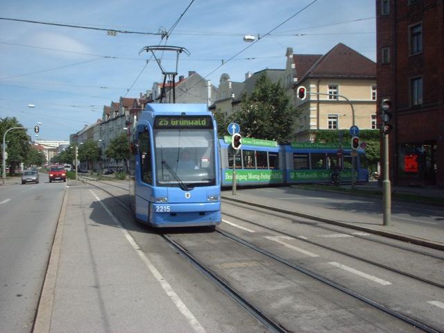 2215 kommt am Max-Weber-Platz als Linie 25 um die Kurve.
