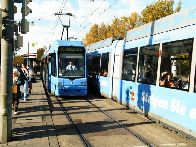 2219 ist auf der Linie 20 (Moosach - Karlsplatz (Stachus)) unterwegs.