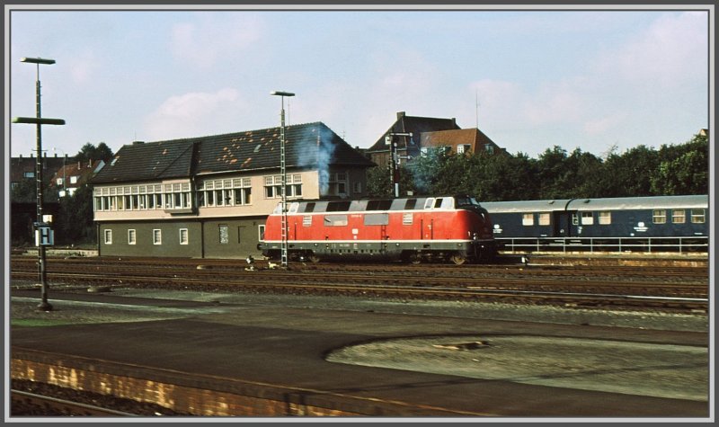 221er vor einem Lbecker Stellwerk. (Archiv 12/80)