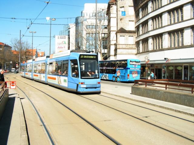 2220, der letztgebaute R3.3. ist am 18.03.05 auf der 21er zum Westfriedhof unterwegs.