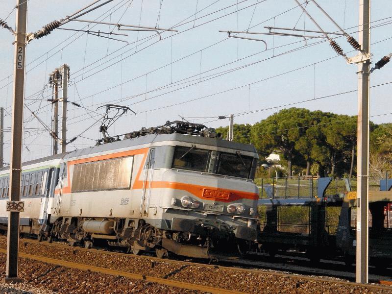 22266 mit Express-Zug bei der Ausfahrt in Antibes, 7:58-23MAR2002